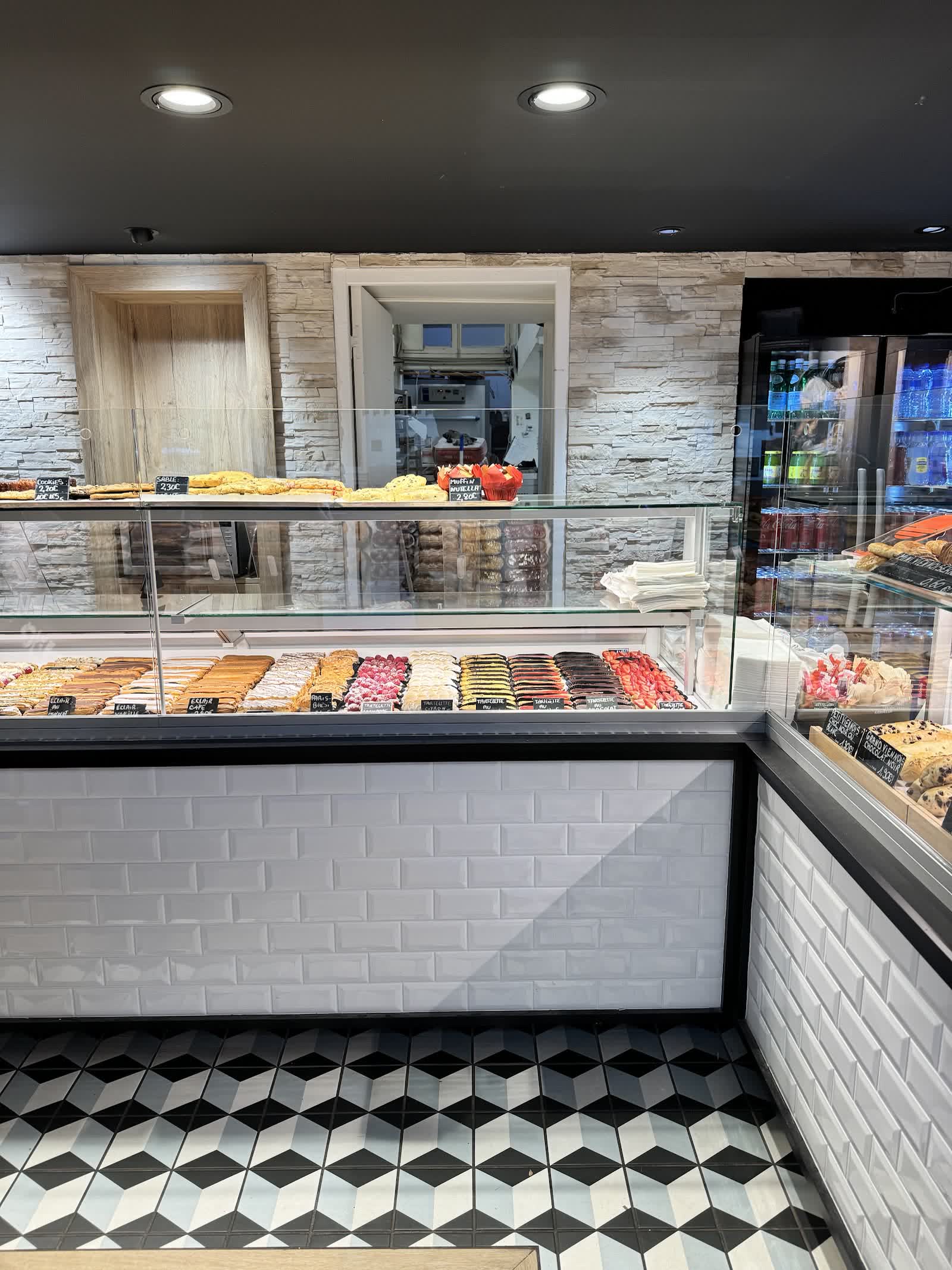 Comptoir de pâtisseries artisanales de la Boulangerie Chalier, à Lyon
