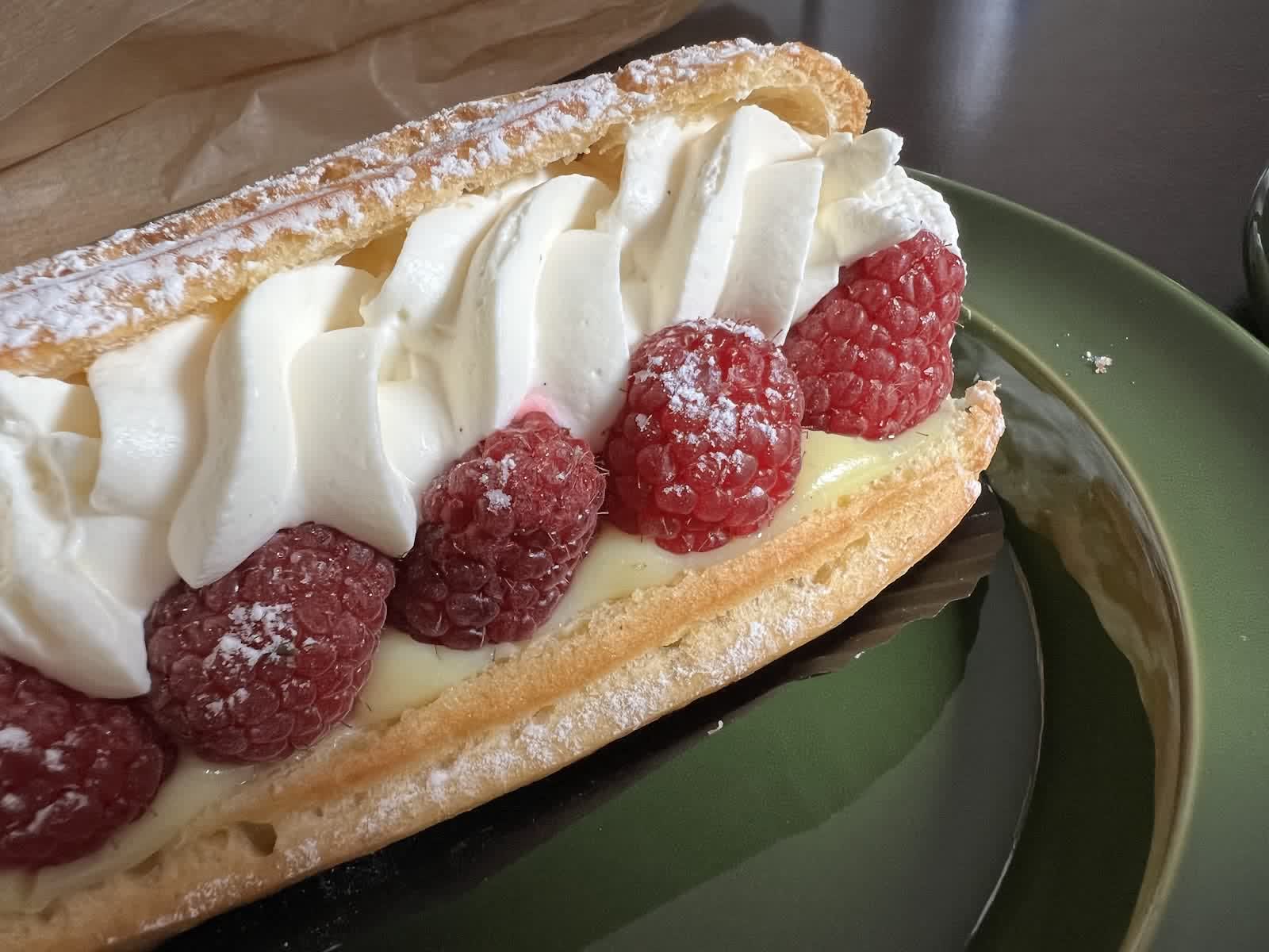 Éclair framboise et chantilly de la Boulangerie Chalier