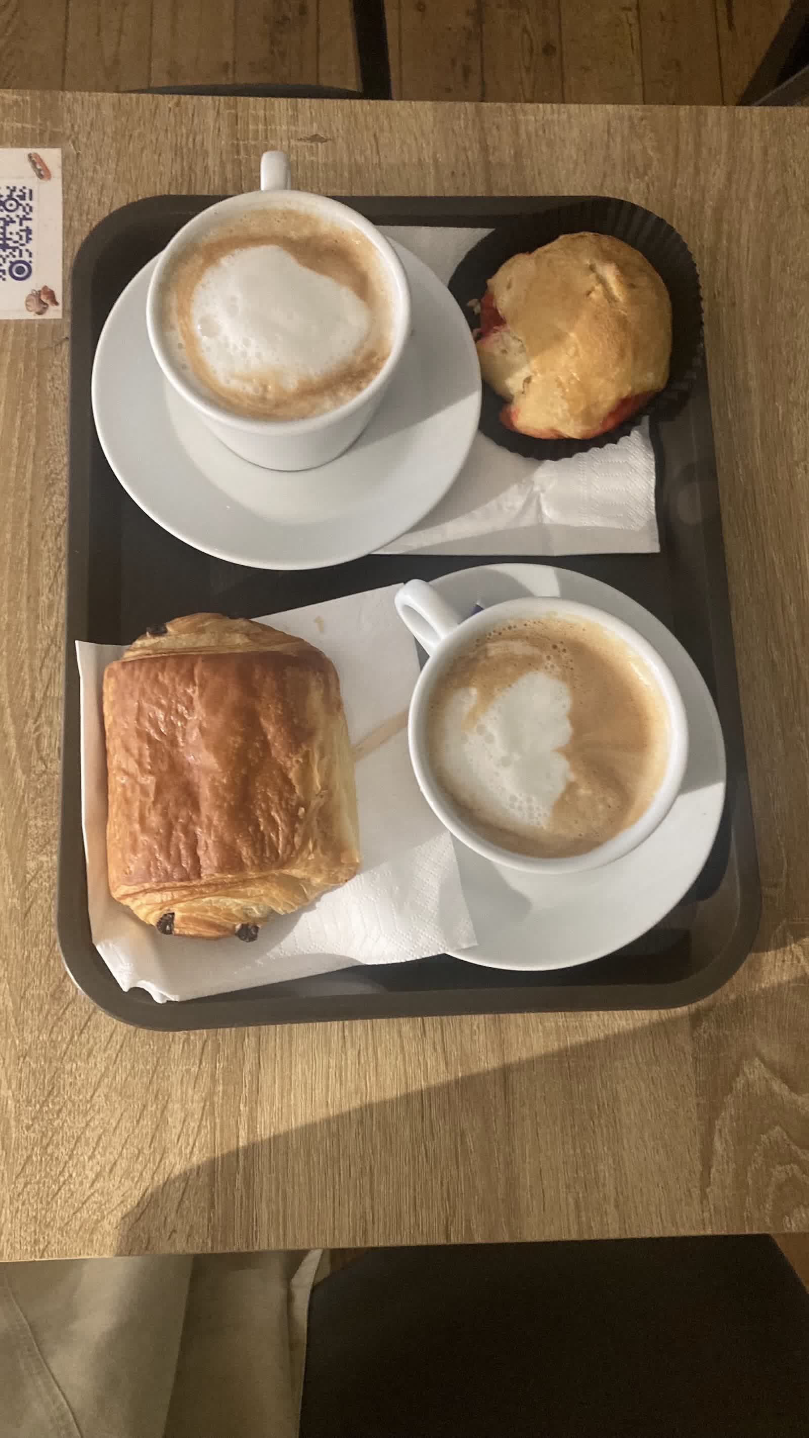 Plateau petit-déjeuner avec café, croissant et pain au chocolat à la Boulangerie Chalier