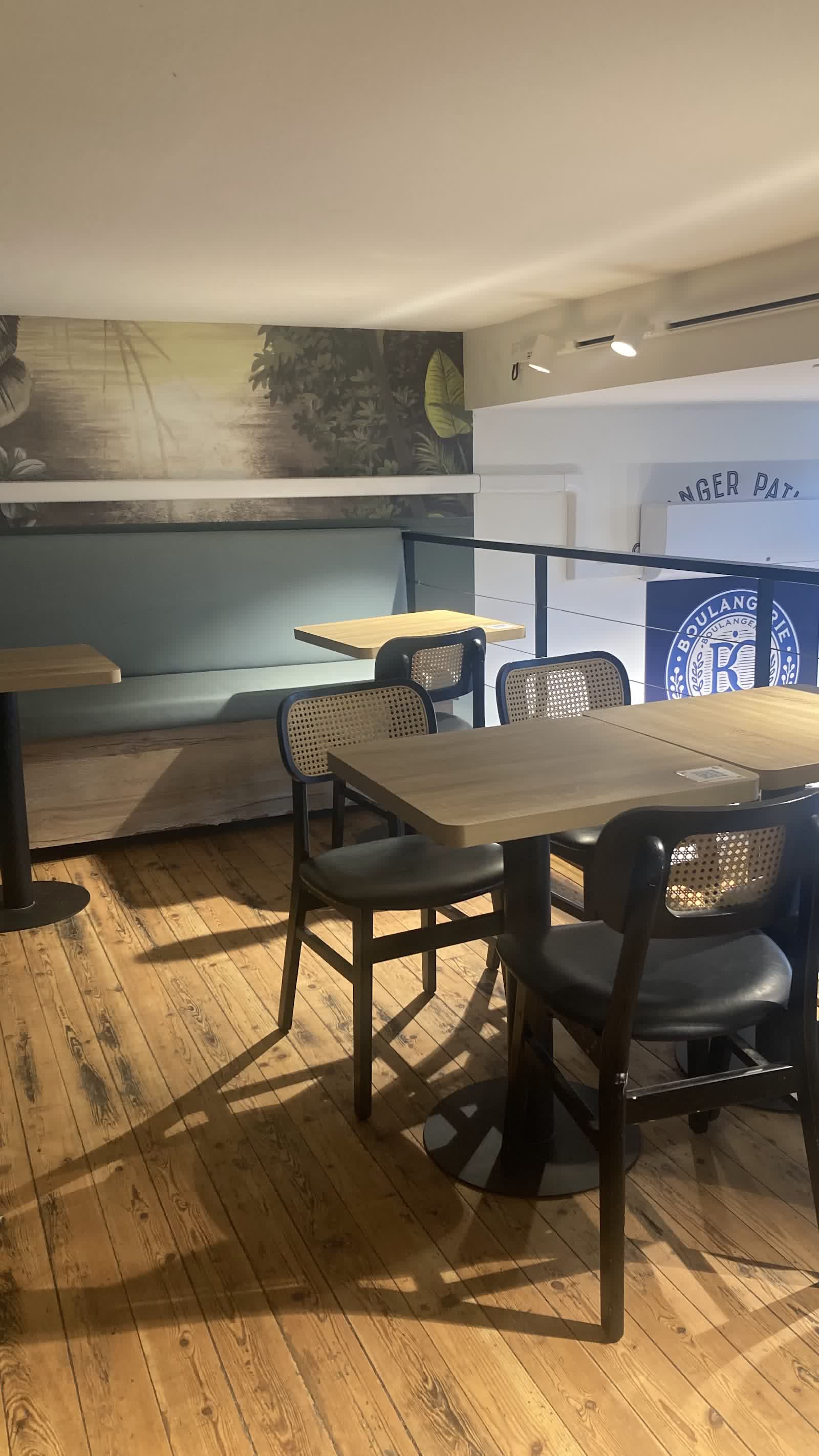Salle à l'étage de la Boulangerie Chalier pour déguster sur place