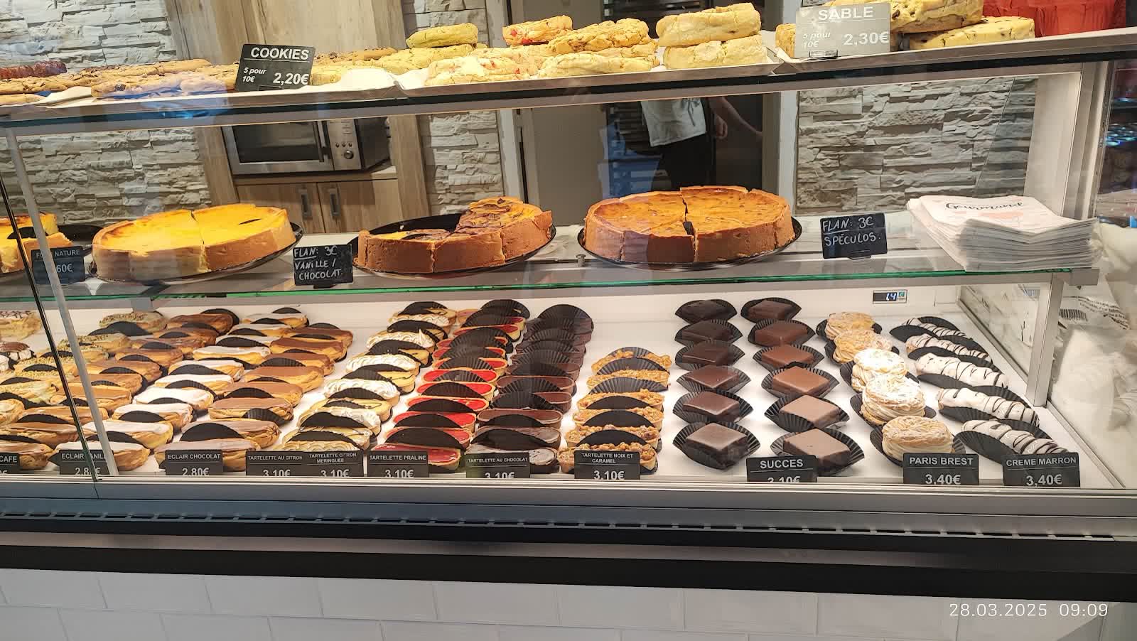 Vitrine de flans, tartelettes et Paris-Brest à la Boulangerie Chalier